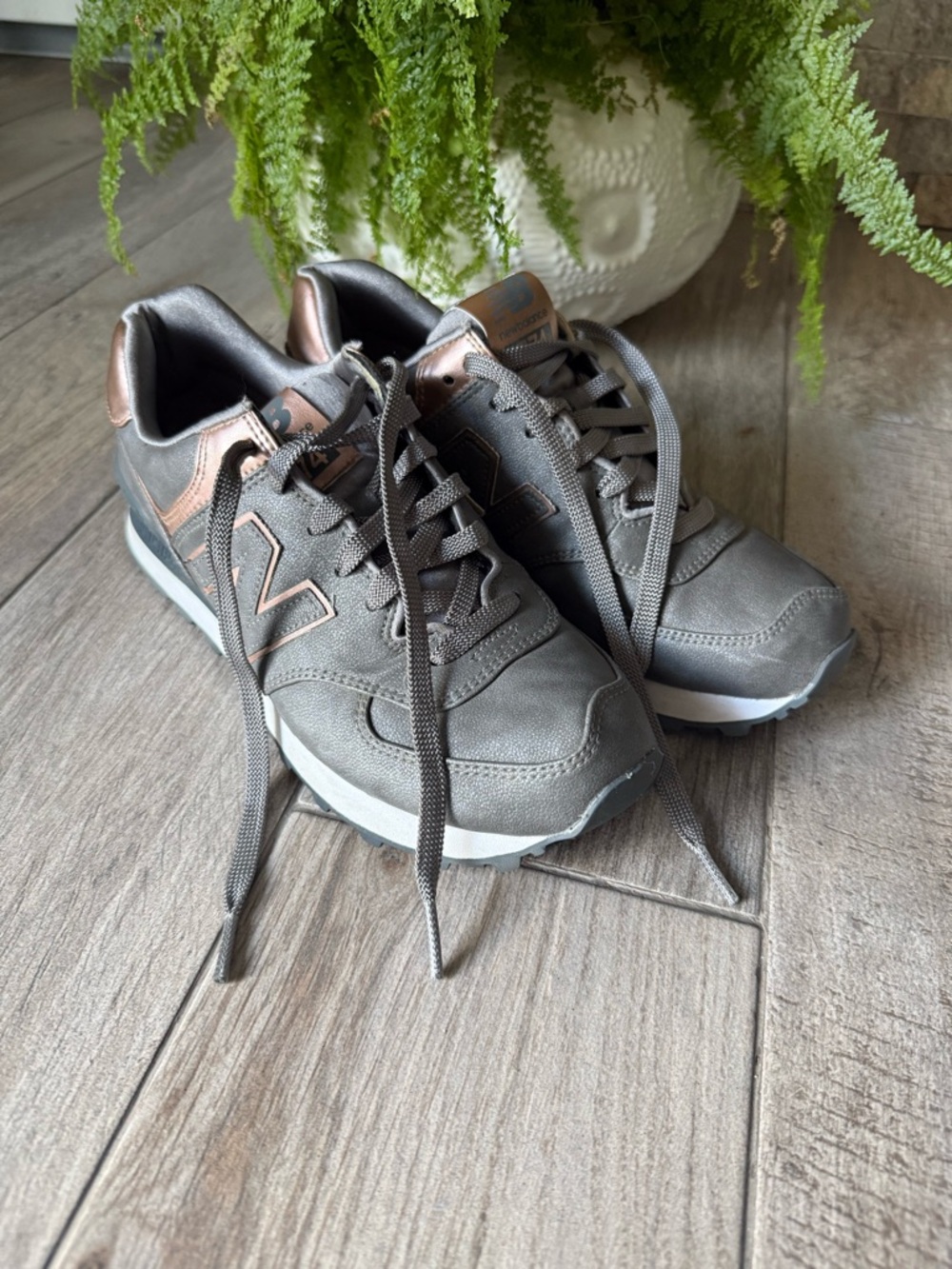 New Balance Women's Gray Sneakers with Rose Metallic Accents size 7,5B